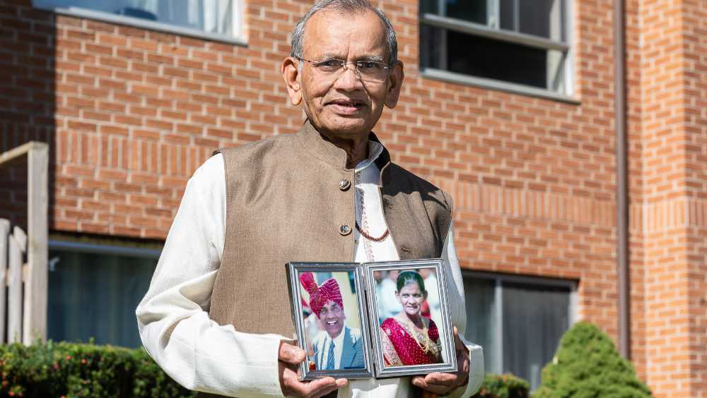 Premji holding a photo of his wife Shanta
